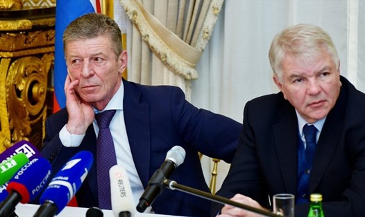 Phó Chánh văn phòng Điện Kremlin Dmitry Kozak (trái) họp báo sau cuộc đàm phán Định dạng Bộ Tứ Normandy (Pháp, Đức, Nga, Ukraina). Ảnh: Sputnik