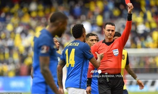 Trọng tài rút ra 4 thẻ đỏ, nhưng sau đó "bẻ còi", rút lại 2 thẻ đỏ trong trận đấu giữa Ecuador và Brazil tại vòng loại World Cup 2022 khu vực Nam Mỹ. Ảnh: AFP