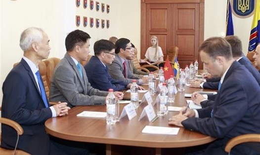 Đại sứ Nguyễn Hồng Thạch và đoàn công tác làm việc với lãnh đạo tỉnh Odessa, Ukraina, hồi tháng 6.2021. Ảnh: TTXVN