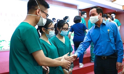 Chủ tịch Tổng LĐLĐVN Nguyễn Đình Khang động viên y, bác sĩ tuyến đầu chống dịch COVID-19. Ảnh: Hải Nguyễn