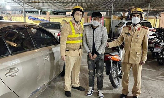 Nguyễn Tuấn Anh - một trong hai đối tượng cướp giật tài sản bị cảnh sát giao thông bắt giữ. Ảnh: CACC