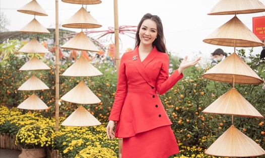Á hậu Thụy Vân khoe dáng tại đường hoa “Home Hanoi Xuan 2022”. Ảnh: NVCC