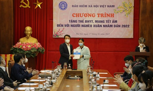 Tổng Giám đốc Bảo hiểm xã hội Việt Nam Nguyễn Thế Mạnh đã trực tiếp trao quà cho bệnh nhân có hoàn cảnh khó khăn. Ảnh: BHXCC