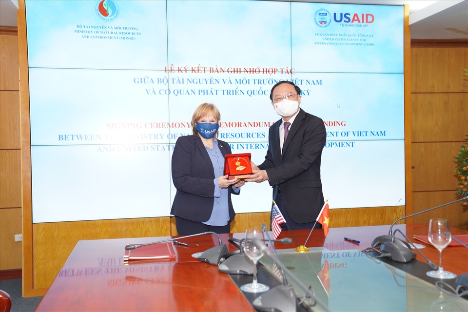 Giám đốc USAID Việt Nam Ann Marie Yastishock (trái) và Thứ trưởng Bộ Tài nguyên và Môi trường Lê Công Thành ký biên bản ghi nhớ. Ảnh: USAID