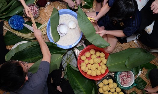 Du học sinh Việt Nam ở Nga quây quần gói bánh chưng đón Tết cổ truyền. Ảnh: NVCC
