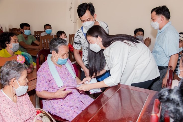 Á hậu Kim Duyên hỗ trợ người dân khó khăn tại quê nhà đón Tết  ﻿