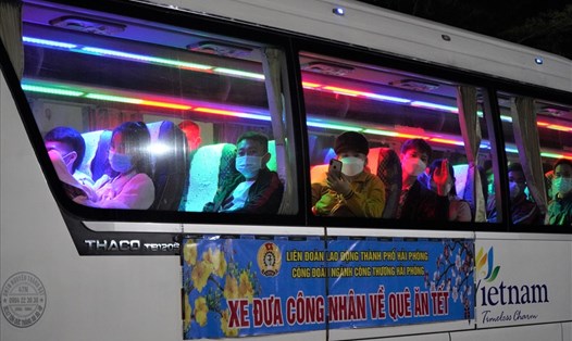 Công nhân Công ty TNHH Đỉnh Vàng phấn khởi trên những chuyến xe công đoàn đầu tiên đưa công nhân về quê đón Tết. Ảnh: Mai Dung