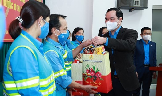 Chủ tịch Tổng LĐLĐVN Nguyễn Đình Khang trao quà Tết cho đoàn viên, NLĐ. Ảnh: Hải Nguyễn