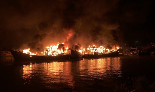 Nhiều nhà dân và tàu đánh cá bị ngọn lửa thiêu rụi. Ảnh: người dân cung cấp