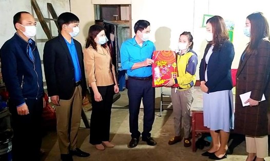 Đại diện lãnh đạo LĐLĐ tỉnh Ninh Bình trao quà Tết cho CNLĐ ở xa không về quê ăn Tết. Ảnh: NT