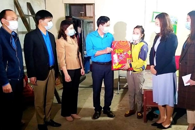 Đại diện lãnh đạo LĐLĐ tỉnh Ninh Bình trao quà Tết cho CNLĐ ở xa không về quê ăn Tết. Ảnh: NT