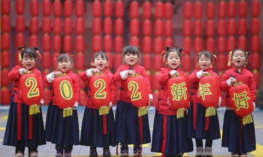 Trẻ em cầm đèn lồng đỏ trong lễ đón năm mới tại một trường mẫu giáo ở tỉnh Tứ Xuyên, Trung Quốc. Ảnh: Xinhua