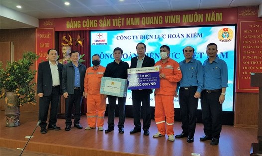 Chủ tịch Công đoàn Điện lực Việt Nam Đỗ Đức Hùng (thứ 4 từ phải sang) tặng quà Tết cho người lao động. Ảnh: CĐCC