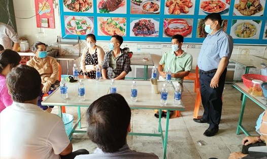 Đoàn công tác của huyện Kiên Lương đến thăm, chia sẻ, động viên các hộ bị thiệt hại trong vụ cháy. Ảnh: PV