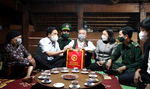 Phó Bí thư thường trực tỉnh Quảng Nam - Lê Văn Dũng tặng quà Tết cho người dân vùng biên giới. Ảnh: LP