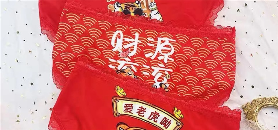 Người Trung Quốc mặc đồ đỏ trong Tết để cầu tài lộc
