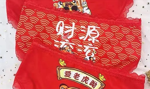 Người Trung Quốc thích mặc đồ lót đỏ trong dịp Tết để tăng thêm may mắn. Ảnh: Taobao
