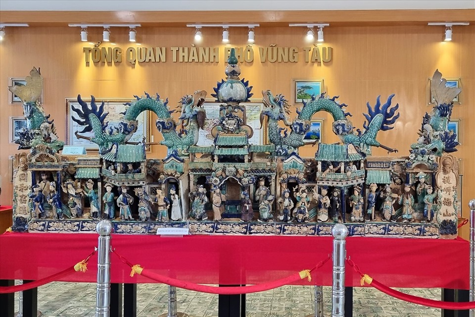 Một cổ vật được trưng bày trang trọng, thu hút nhiều người dân tham quan, tìm hiểu, chụp ảnh. Ảnh: T.A