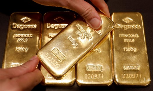 Giá vàng thế giới niêm yết trên sàn Kitco ở mức 1.832,1 USD/ounce sáng 3.1. Ảnh: AFP