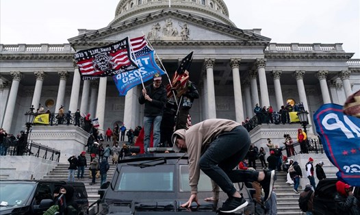 Những người ủng hộ ông Donald Trump xông vào Điện Capitol ngày 6.1.2021 để phản đối Quốc hội Mỹ chứng nhận chiến thắng cho ông Joe Biden. Ảnh: AFP