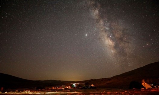 Một vệt sao bằng Perseid cắt ngang bầu trời phía trên một địa điểm cắm trại tại sa mạc Negev ở Israel. Ảnh: AFP