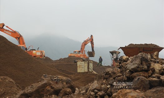 Mỏ quặng Nậm Búng II của công ty cổ phần Hà Quang vẫn hoạt động dù đã có yêu cầu di dời khỏi điểm mỏ, không được tận thu. Ảnh: CTV.