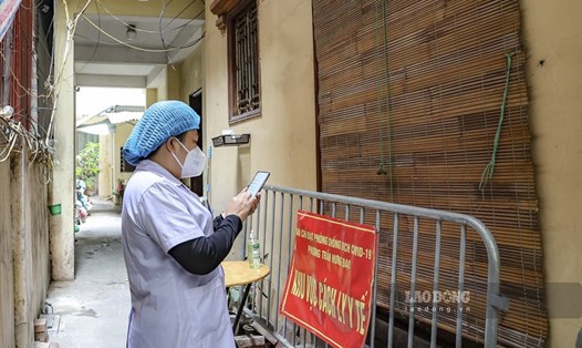Cán bộ y tế phường Trần Hưng Đạo (quận Hoàn Kiếm) đến từng ngõ ngách hỗ trợ F0 cách ly tại nhà. Ảnh: Tùng Giang