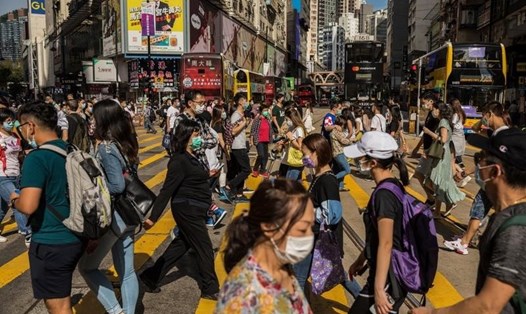 Cư dân Hong Kong đeo khẩu trang đi bộ trên đường. Ảnh: AFP