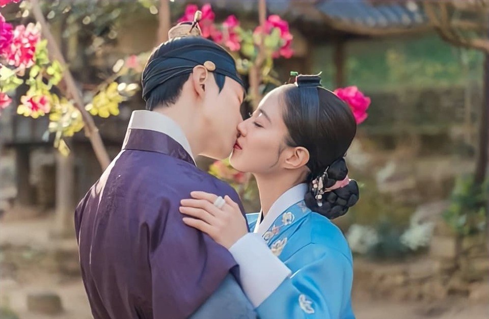 Chuyện tình đẹp nhưng buồn của “Cổ tay áo màu đỏ” lấy nước mắt người xem. Ảnh: NSX. Chuyện tình đẹp nhưng buồn của “Cổ tay áo màu đỏ” lấy nước mắt người xem. Ảnh: NSX.