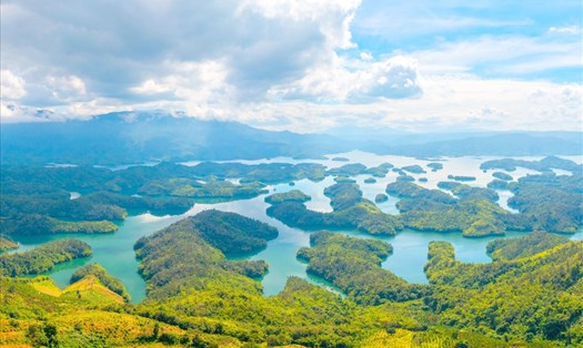 Hồ Tà Đùng ở Đắk Nông được ví như "Vịnh Hạ Long" trên Tây Nguyên. Ảnh: Phan Tuấn