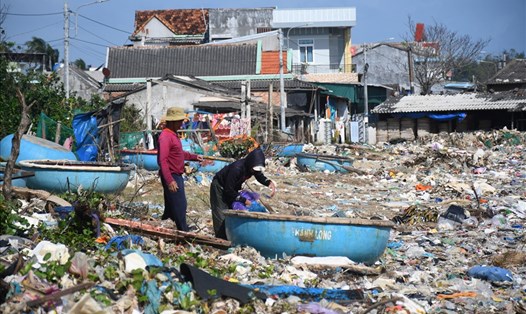 Rác thải ngập tràn bờ biển Quảng Ngãi khiến cuộc sống người dân bị ảnh hưởng. Ảnh: Thanh Chung