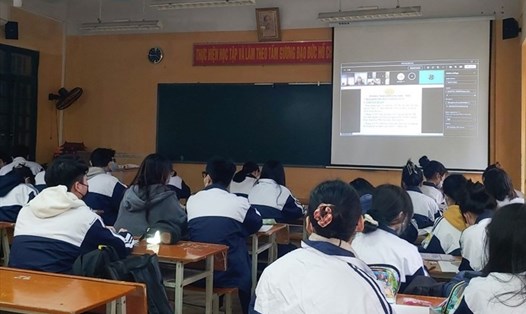 Học sinh lớp 12 quận Đống Đa được trở lại trường sau Tết Dương lịch. Ảnh: Tường Vân