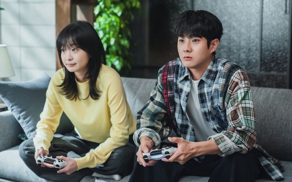 Thay vì "yêu lại từ đầu", Choi Woo Sik - Kim Da Mi lại quyết định làm bạn. Ảnh: NSX. Thay vì "yêu lại từ đầu", Choi Woo Sik - Kim Da Mi lại quyết định làm bạn. Ảnh: NSX.