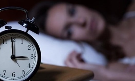 Tình trạng khó ngủ, mất ngủ kéo dài sẽ gây ra nhiều hệ lụy đối với sức khỏe và đời sống. Ảnh: Healthline