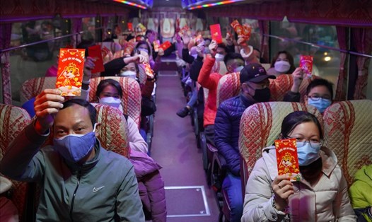 Niềm vui của người lao động trên chuyến xe do Công đoàn Hải Phòng tổ chức về quê đón Tết. Ảnh: Mai Dung