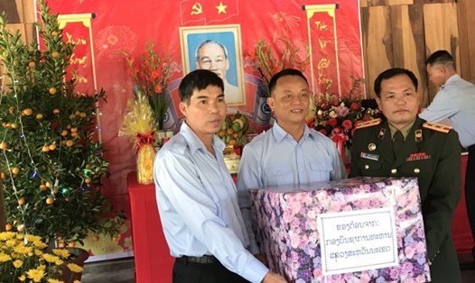 Thường vụ - Đảng ủy Bộ Chỉ huy quân sự tỉnh Savannakhet, nước Cộng hòa dân chủ Nhân dân Lào đến thăm, tặng quà Đội 584 đang làm nhiệm vụ tại Lào. Ảnh: XD.