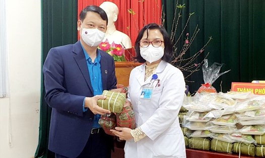 Ông Phạm Việt Dũng - Chủ tịch LĐLĐ tỉnh Thái Nguyên tặng bánh trưng, giò lụa cho các bác sĩ đang điều trị bệnh nhân COVID-19, trong đó có nhiều người là công nhân lao động. Ảnh: CĐTN