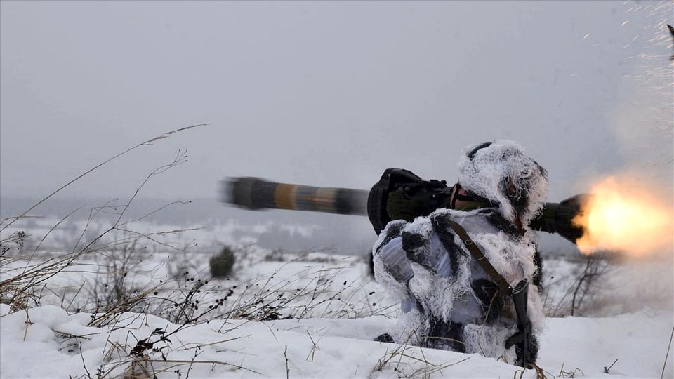 Quân đội Ukraina thử tên lửa chống tăng NLAW do Anh cung cấp. Ảnh: AFP