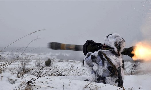 Quân đội Ukraina thử tên lửa chống tăng NLAW do Anh cung cấp. Ảnh: AFP