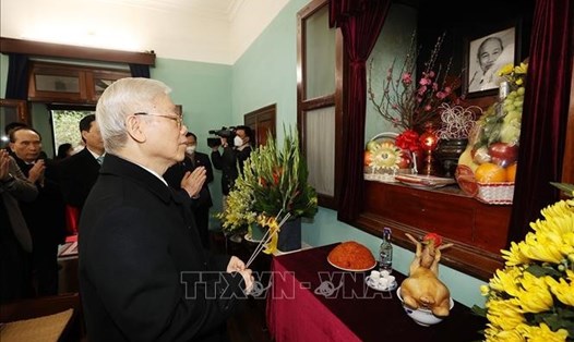 Tổng Bí thư Nguyễn Phú Trọng dâng hương tưởng niệm Chủ tịch Hồ Chí Minh tại Nhà 67. Ảnh: TTXVN