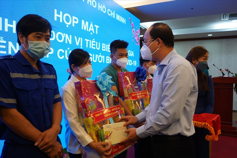 Chị Nguyễn Thị Thanh Tuyền xúc động đến lễ tri ân, gặp mặt các cá nhân, đơn vị tiêu biểu đã tham gia vận chuyển, cấp cứu người bệnh COVID-19 do Thành uỷ TPHCM tổ chức sáng 30.1. Ảnh: Anh Tú