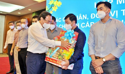 Bí thư Thành ủy Nguyễn Văn Nên tặng quà năm mới, tri ân lực lượng lái xe, tình nguyện viên hỗ trợ phòng chống dịch trong đợt cao điểm tại TPHCM. Ảnh: Anh Tú
