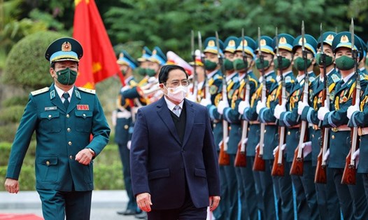Thủ tướng Chính phủ Phạm Minh Chính duyệt đội danh dự Quân chủng Phòng không – Không quân. Ảnh: Nhật Bắc