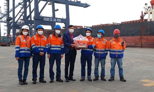 Cán bộ công đoàn Tổng Công ty Hàng hải Việt Nam tặng quà đoàn viên nhân dịp Tết Nguyên đán Nhâm Dần 2022. Ảnh: CĐCC