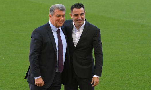 Chủ tịch Joan Laporta và huấn luyện viên Xavi Hernandez đã thống nhất sẽ mang về Barcelona 10 cầu thủ trong mùa hè năm nay. Ảnh: Barcelona