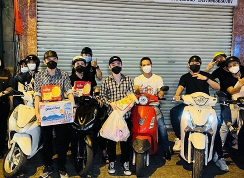 Đan Trường và học trò làm từ thiện. Ảnh: NSCC. Đan Trường và học trò làm từ thiện. Ảnh: NSCC.