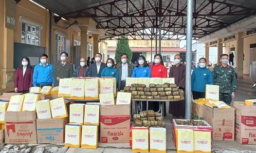 Liên đoàn Lao động tỉnh Tuyên Quang tặng quà Tết cho đoàn viên, công nhân lao động đang điều trị COVID-19 tại huyện Hàm Yên. Ảnh: CĐTQ