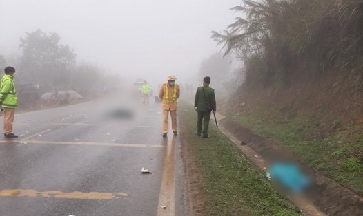 Hiện trường vụ tai nạn khiến 2 vợ chồng tử vong trên Quốc lộ 6. Ảnh: Minh Nguyễn.