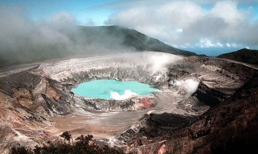Cách các loài vi khuẩn tồn tại trong một hồ nước nóng, độc, có tính axit trong miệng núi lửa tại Costa Rica có thể hé lộ cách sự sống tồn tại trên sao hỏa. Ảnh chụp màn hình