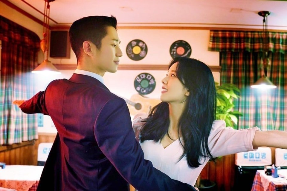 Jisoo và Jung Hae In trong một cảnh quay. Ảnh: CMH. Jisoo và Jung Hae In trong một cảnh quay. Ảnh: CMH.